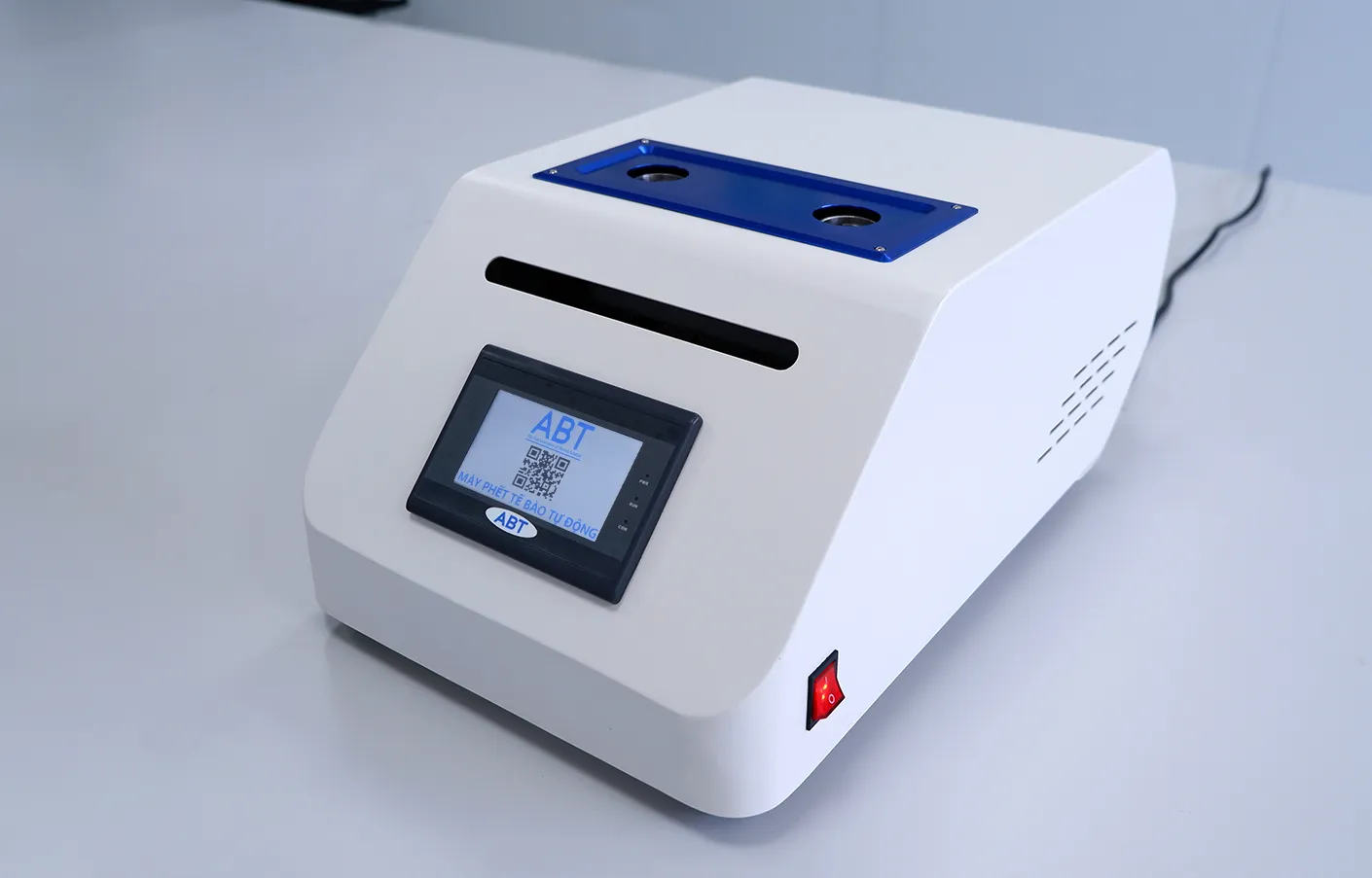 máy phết tế bào nhúng dịch tự động